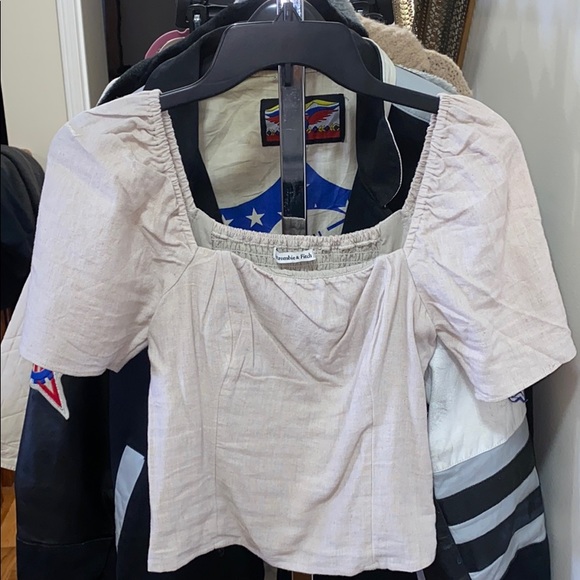 🐻🐻ABERCROMBIE & FITCH BEIGE BLOUSE🐻🐻 - Picture 1 of 2